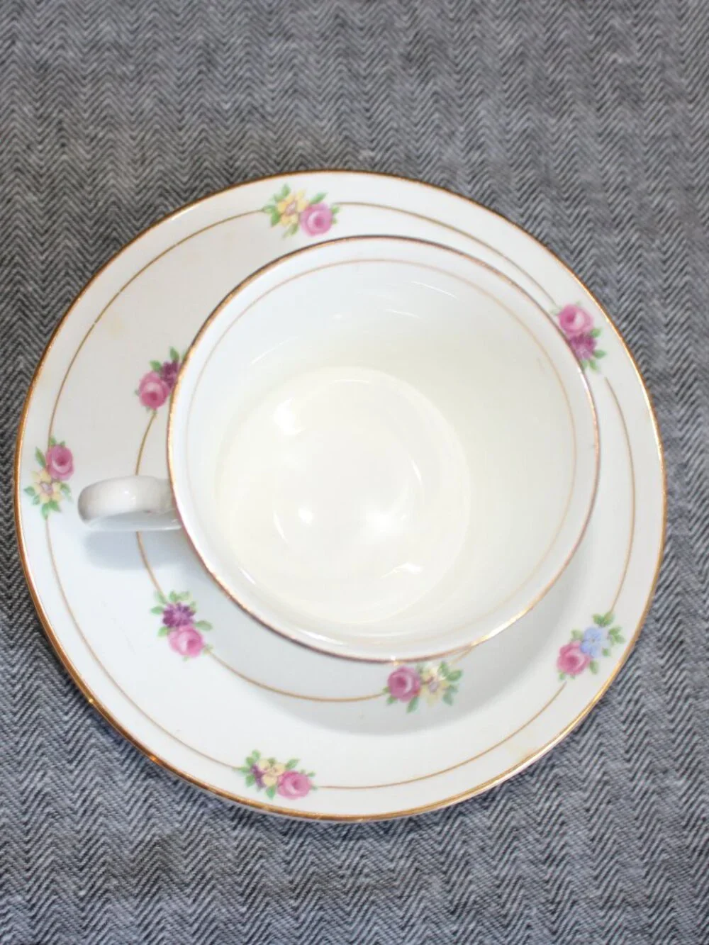 Vintage/40's Colclough Bone China 'Petite Flowers' Teacup & Saucer w/ Gold Rims